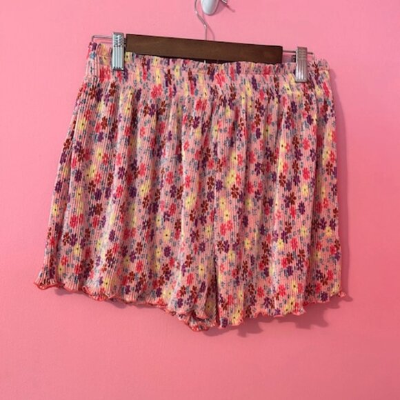 ASOS DESIGN plisse shorts in pink based floral - US 8 - Picture 4 of 9